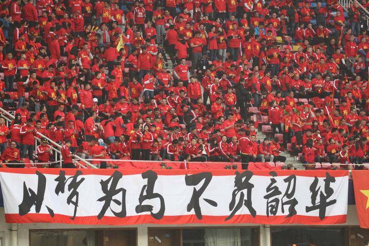 球迷疯狂助威激发球员斗志取得关键性胜利的简单介绍
